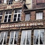Groenplaats, mostrando uma das inúmeras fachadas dedicas as cervejas belgas