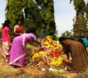 Poojas (adoração, culto) aos seus mestres espirituais e aos seus mortos