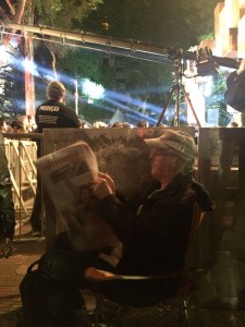 Os personagens da cidade. Praça Ramos, ao lado da biblioteca Mário de Andrade. Enquanto acontecia algum show, alguém senta-se ao lado do palco e lê seu jornal.