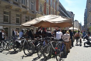 Colonnaden, as bicicletas e as mesas na rua defronte ao Vinum et Cibus. A pasta com frutos do mar das sextas-feiras.