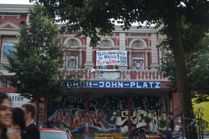 Rote Flora gritando: "G20 to the Hell". O berço da contestação na  cidade.