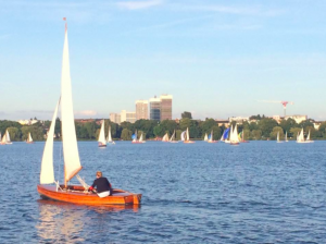 O Alster  visto de dentro, num barco, num dia alto de verão. Parece até que algo quebrado volta a funcionar. Sempre me lembrava o mar da Fusta e um encantamento que só a água tem.